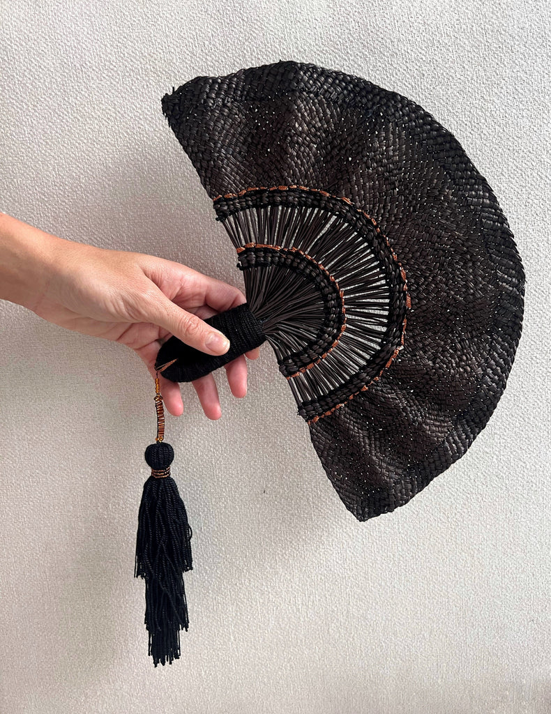 Abanico de la marca Caraná hecho a mano en iraca por artesanos colombianos en color negro