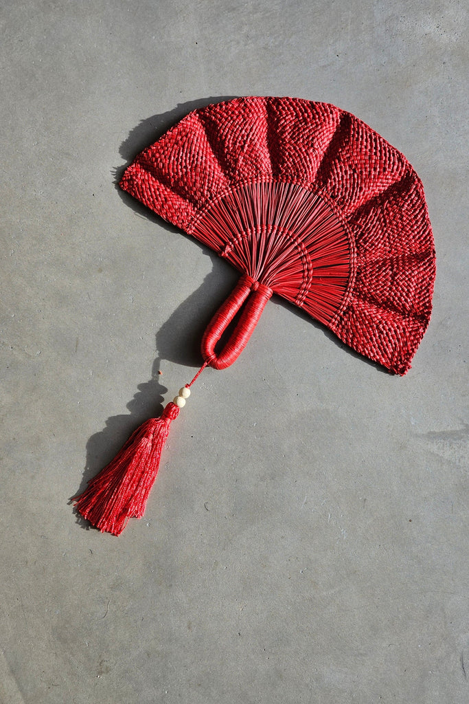 Abanico de la marca Caraná hecho a mano en iraca por artesanos colombianos en color rojo
