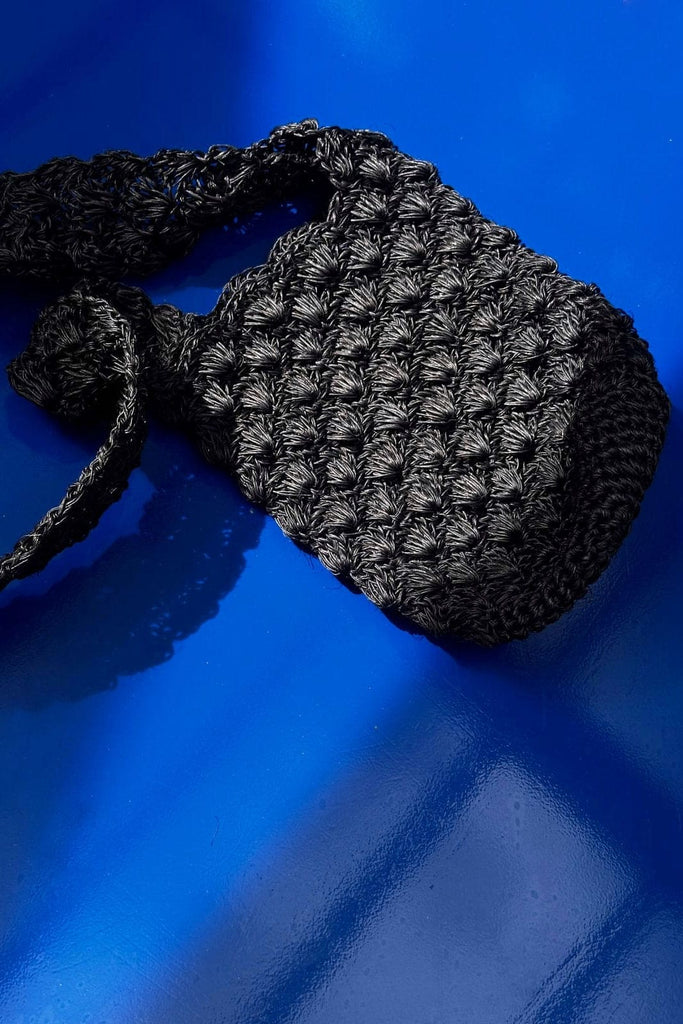Bolso en fique natural color negro tejido a mano por artesanos colombianos - CARANÁ