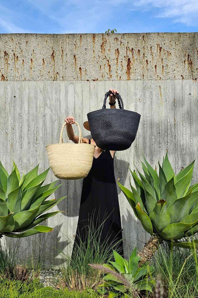 Bolso tejido a mano por artesanos colombianos en iraca. Perfecto como bolso playero o canasto - CARANÁ