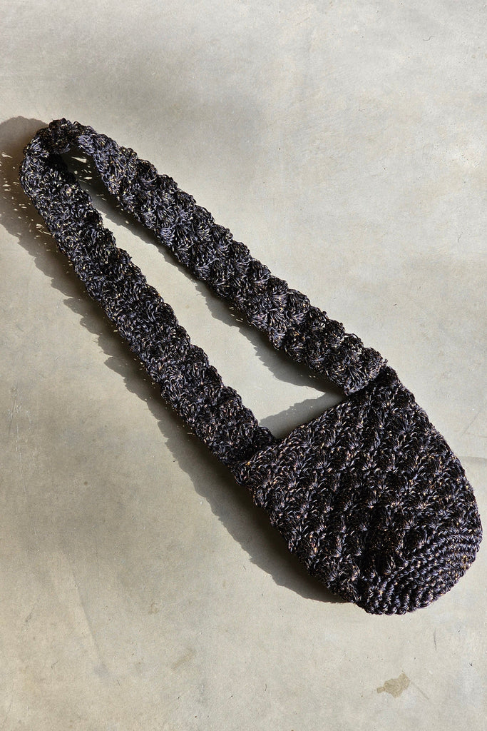 Bolso en fique natural color negro con hilos dorados tejido a mano por artesanos colombianos - CARANÁ