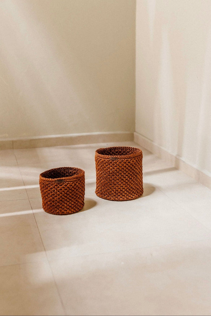 Canastos en fique natural color terracota tejidos a mano por artesanos colombianos - CARANÁ
