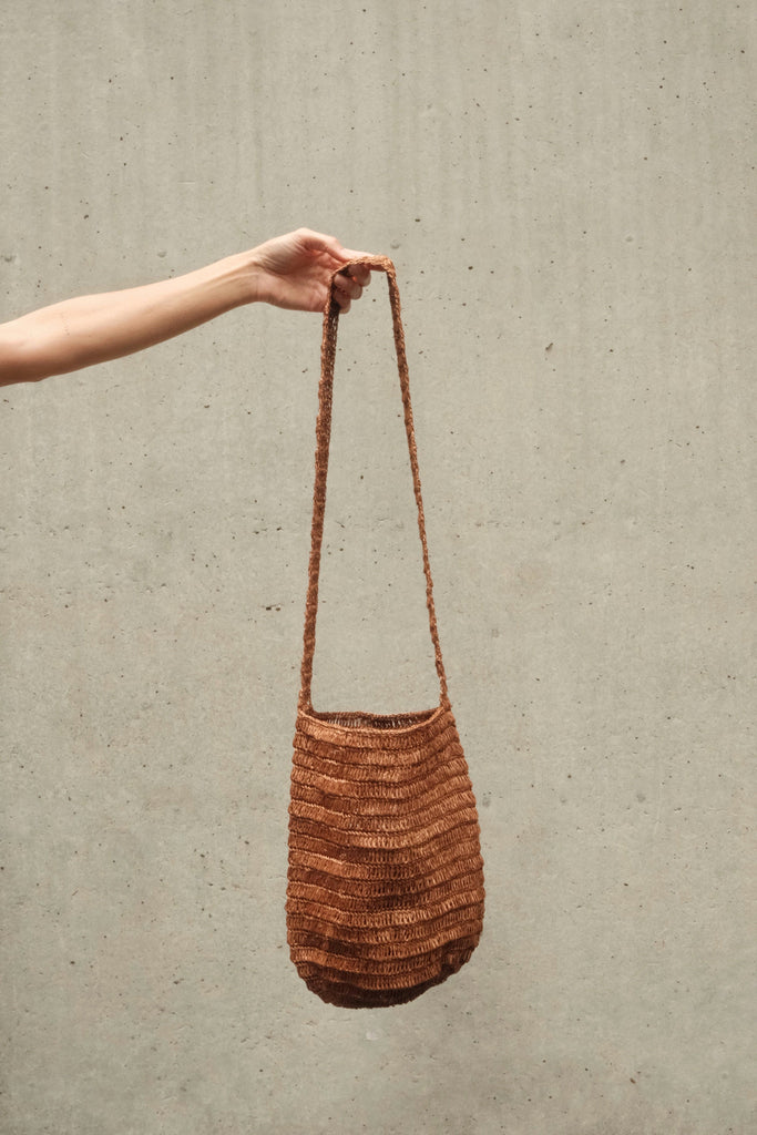 Mochila color nogal tejida a mano en hilo de plátano por artesanos colombianos