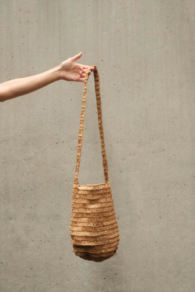Mochila tejida a mano en hilo de plátano por artesanos colombianos