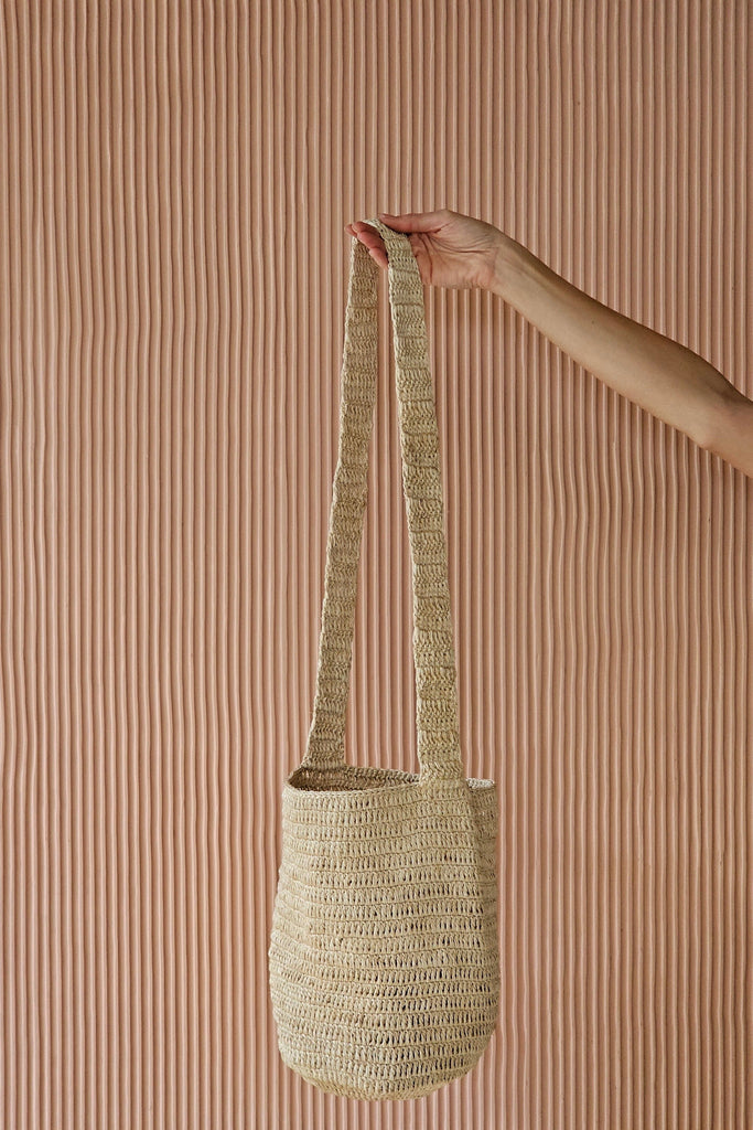 Mochila color natural tejida a mano en hilo de plátano por artesanos colombianos