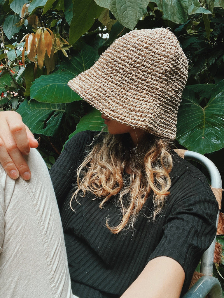 Bucket hat o gorrito tejido en fique por artesanos colombianos - CARANÁ