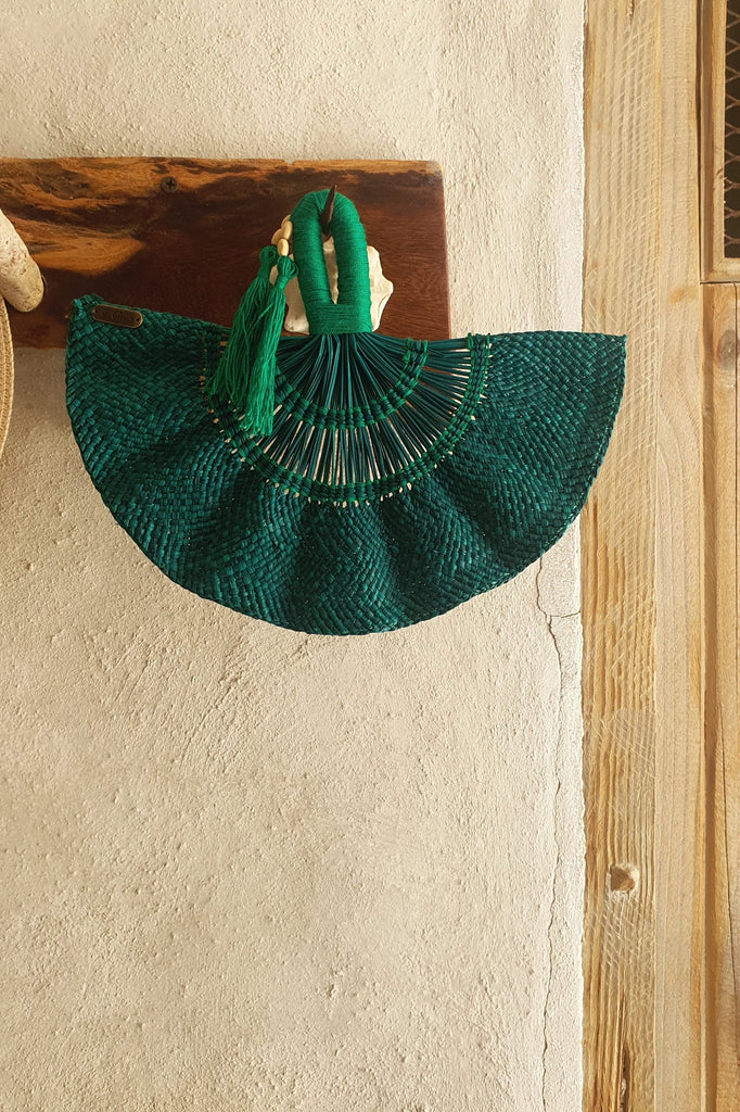 Abanico de la marca Caraná tejido en iraca en color verde por artesanos colombianos