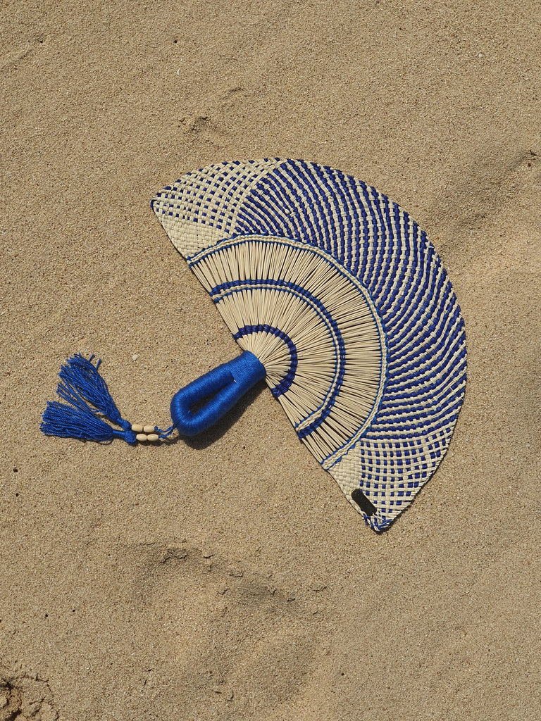 Abanico color azul y beige de la marca Caraná hecho en iraca por artesanos colombianos